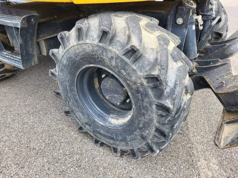 Pelle sur pneus KOMATSU PW98MR
