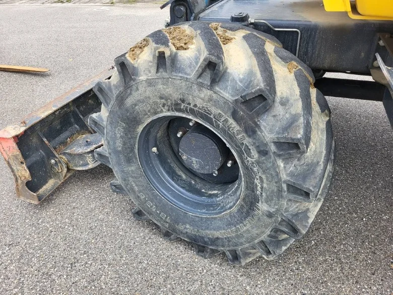 Pelle sur pneus KOMATSU PW98MR