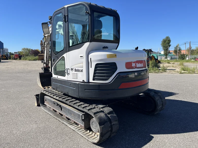 Mini-pelle sur chenilles BOBCAT E85