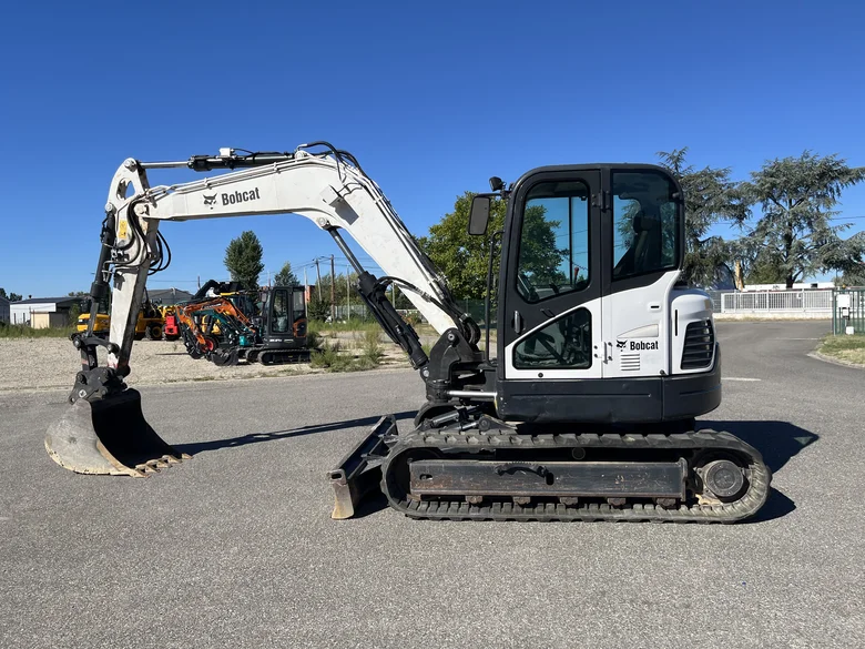 Mini-pelle sur chenilles BOBCAT E85