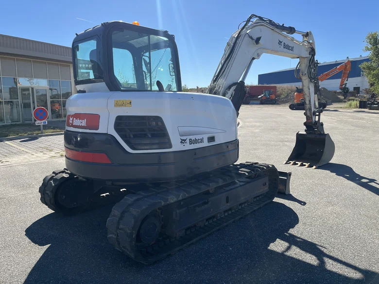 Mini-pelle sur chenilles BOBCAT E85