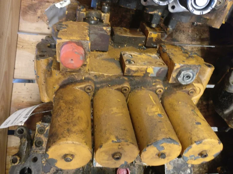 Hydraulic distributor for LIEBHERR R942HD