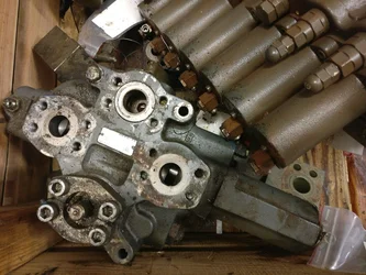 Distributeur hydraulique pour LIEBHERR R944