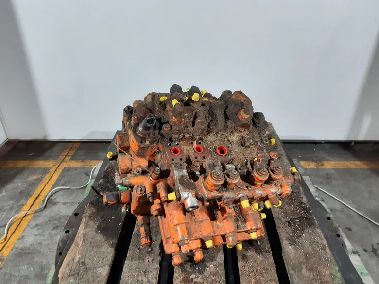 Hydraulic distributor for FIAT HITACHI EX215