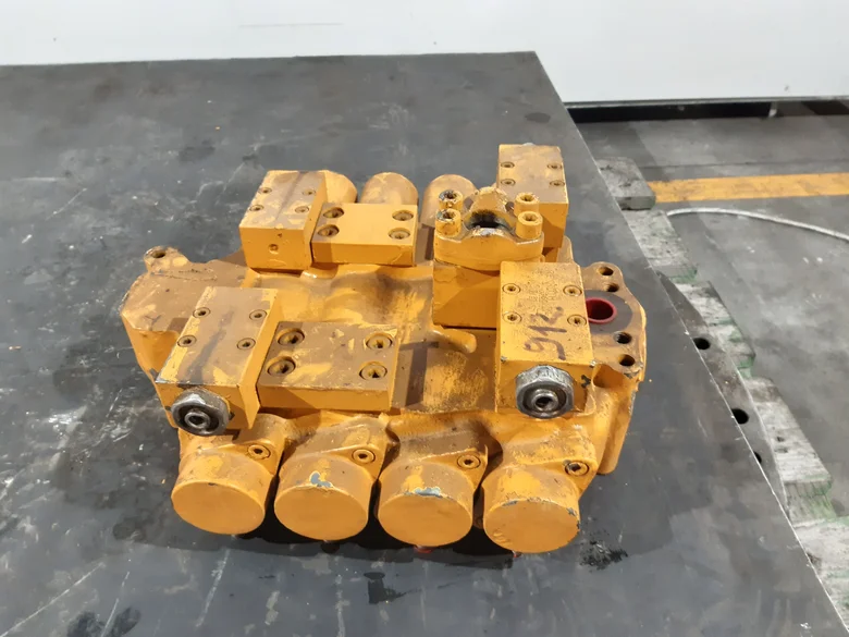 Distribuidor hidráulico para LIEBHERR R912
