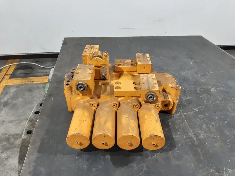 Distribuidor hidráulico para LIEBHERR R912