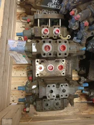 Distributeur hydraulique pour LIEBHERR R914B
