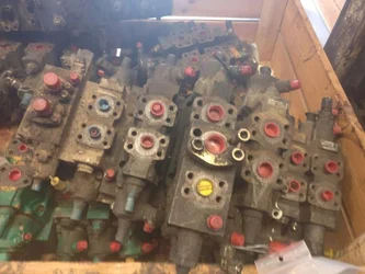 Distributeur hydraulique pour LIEBHERR R914B