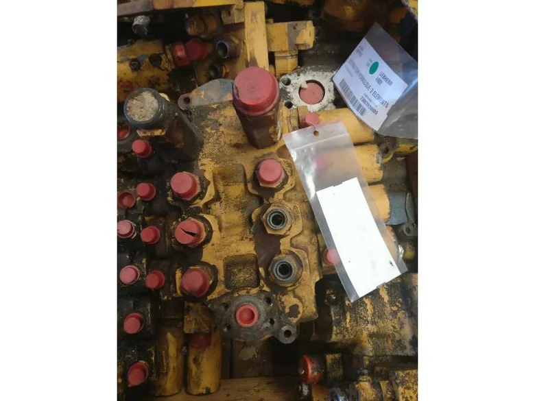 Distributeur hydraulique pour LIEBHERR A902