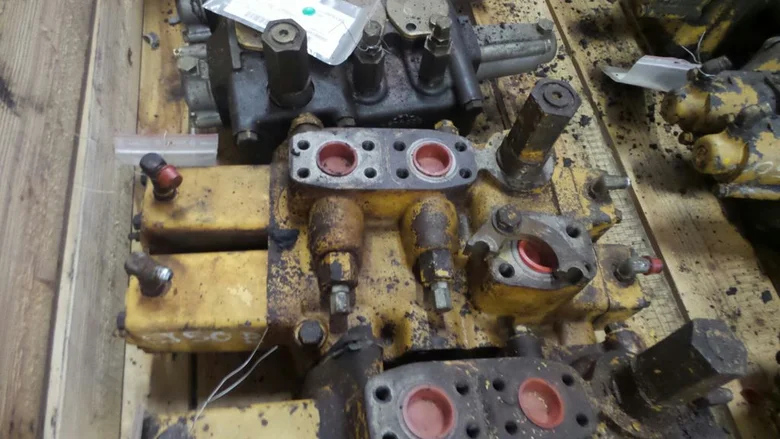 Hydraulic distributor for CATERPILLAR 950B