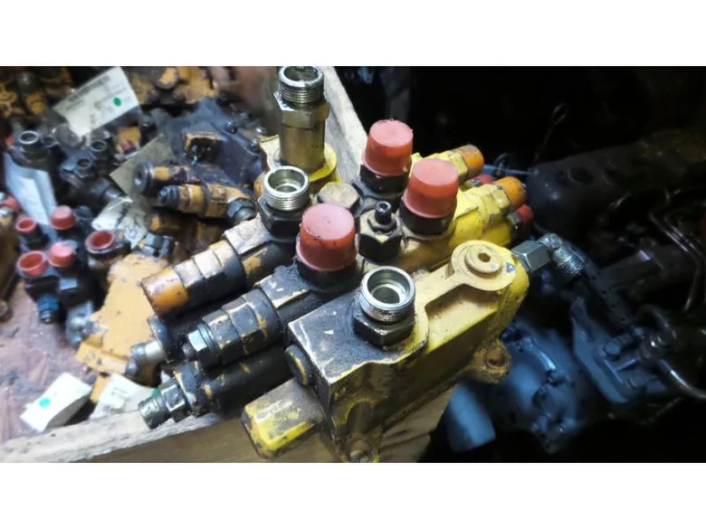 Distributeur hydraulique pour CASE WX170