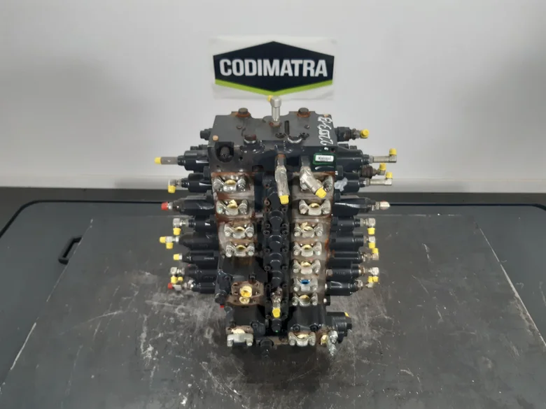 Distributeur hydraulique pour KOMATSU PC228USLC-10