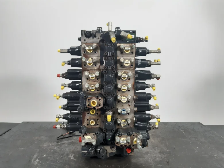 Distributeur hydraulique pour KOMATSU PC228USLC-10