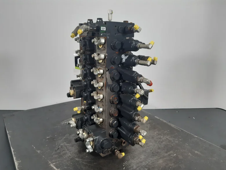 Distributeur hydraulique pour KOMATSU PC228USLC-10