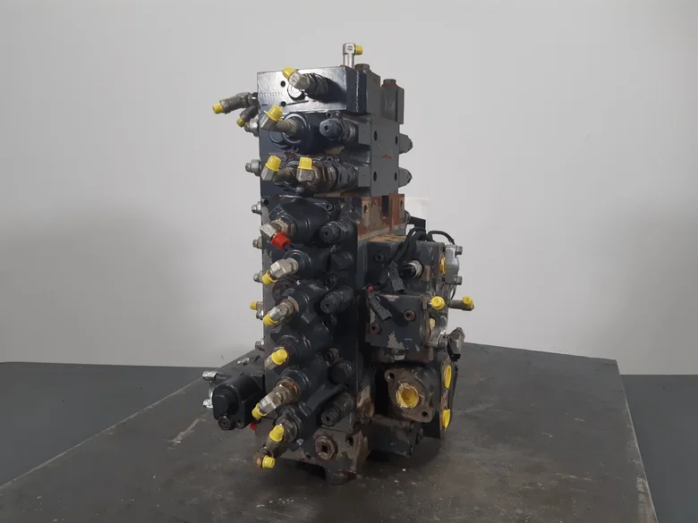 Distributeur hydraulique pour KOMATSU PC228USLC-10
