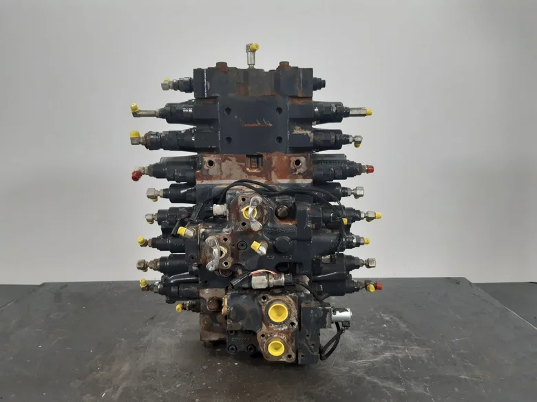 Distributeur hydraulique pour KOMATSU PC228USLC-10