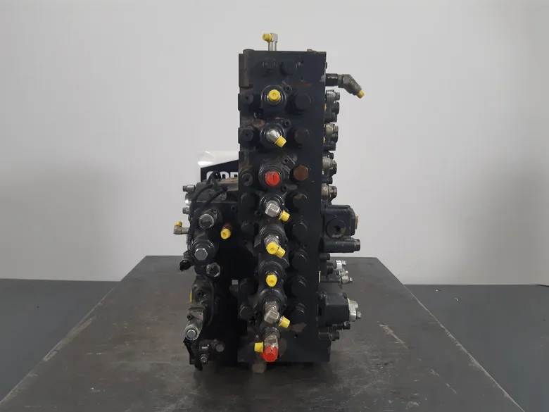 Distributeur hydraulique pour KOMATSU PC228USLC-10