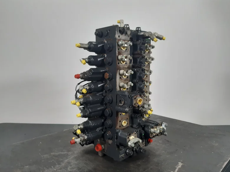 Distributeur hydraulique pour KOMATSU PC228USLC-10
