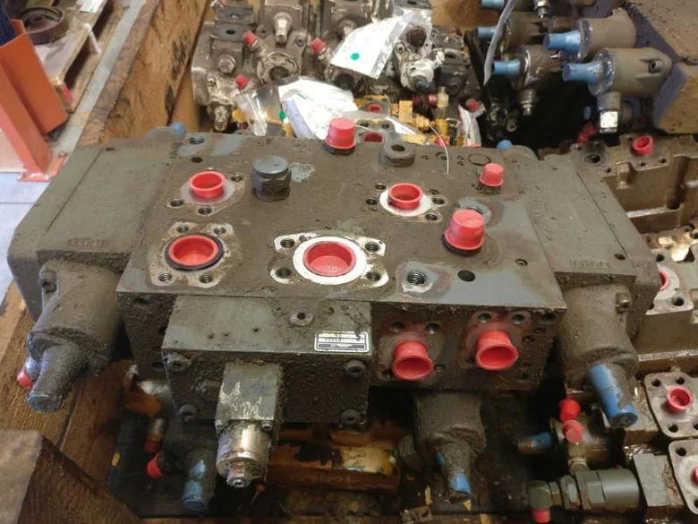 Distributeur hydraulique pour LIEBHERR R924B