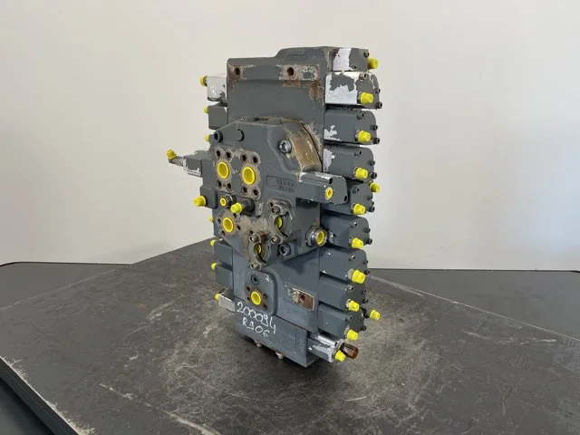 Distributeur hydraulique pour LIEBHERR R906