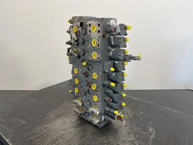 Distributeur hydraulique pour LIEBHERR R906