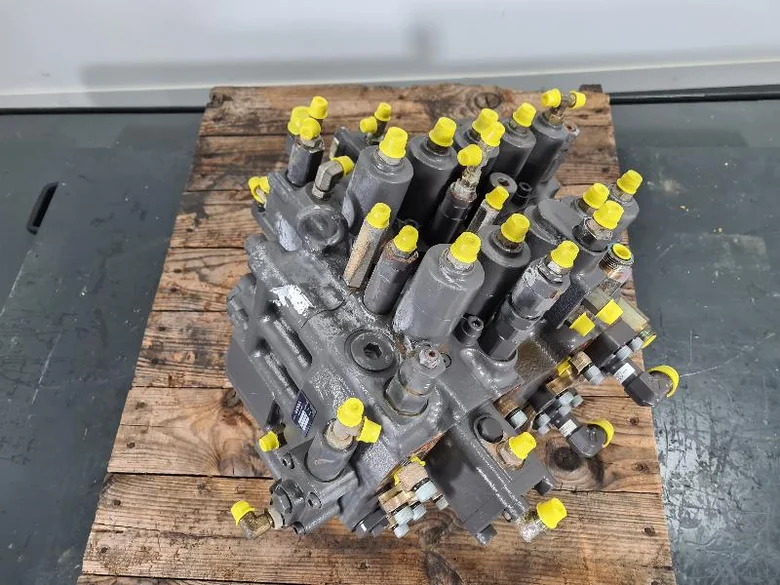 Distributeur hydraulique pour VOLVO ECR235DL
