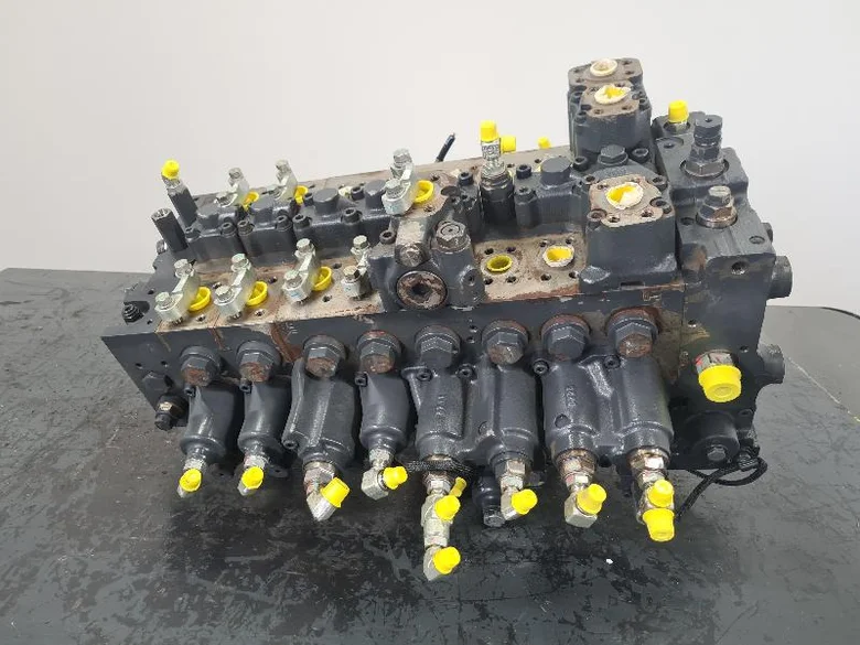 Distributeur hydraulique pour KOMATSU PC228USLC-11