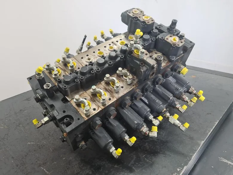 Distributeur hydraulique pour KOMATSU PC228USLC-11