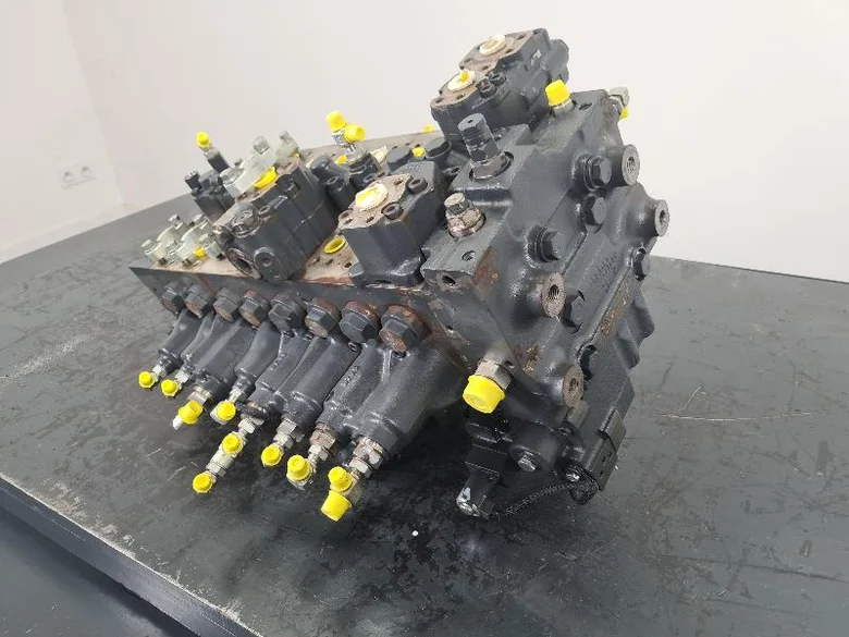 Distributeur hydraulique pour KOMATSU PC228USLC-11
