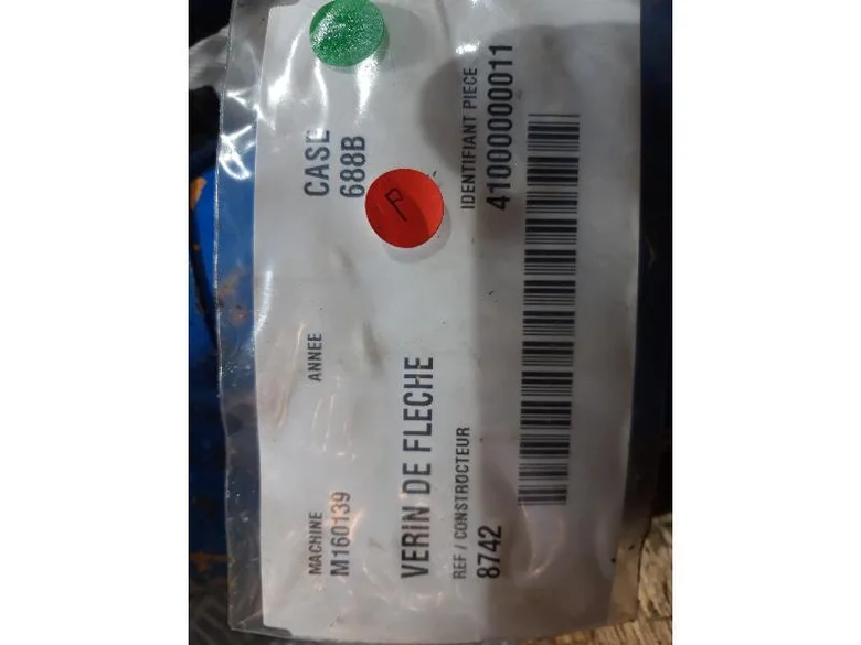 Vérin de flèche pour CASE 688B