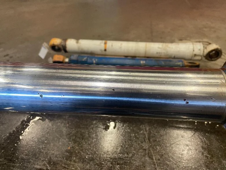 Vérin de flèche pour CASE 688B