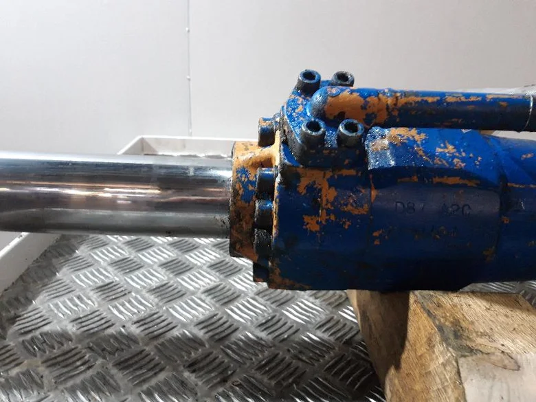 Vérin de flèche pour CASE 688B