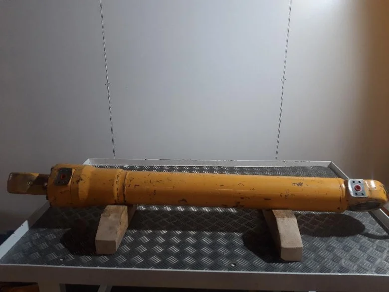 Vérin de flèche pour LIEBHERR R904