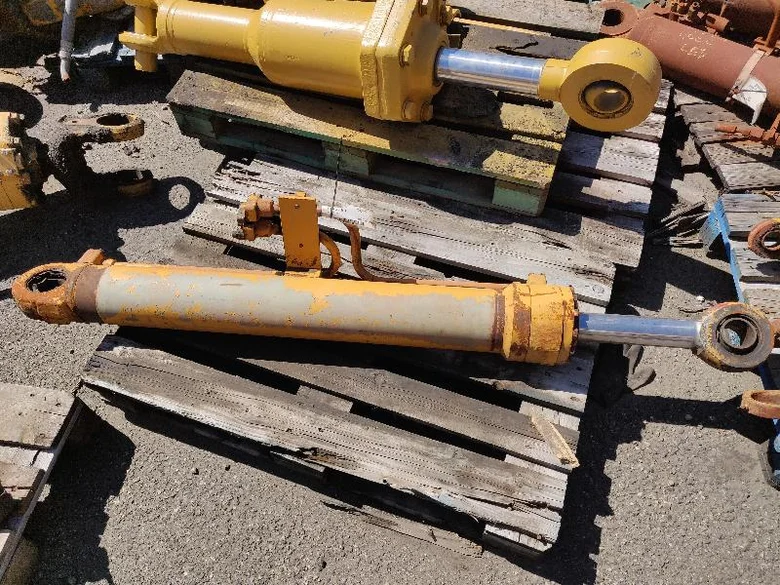 Vérin de flèche pour LIEBHERR R912
