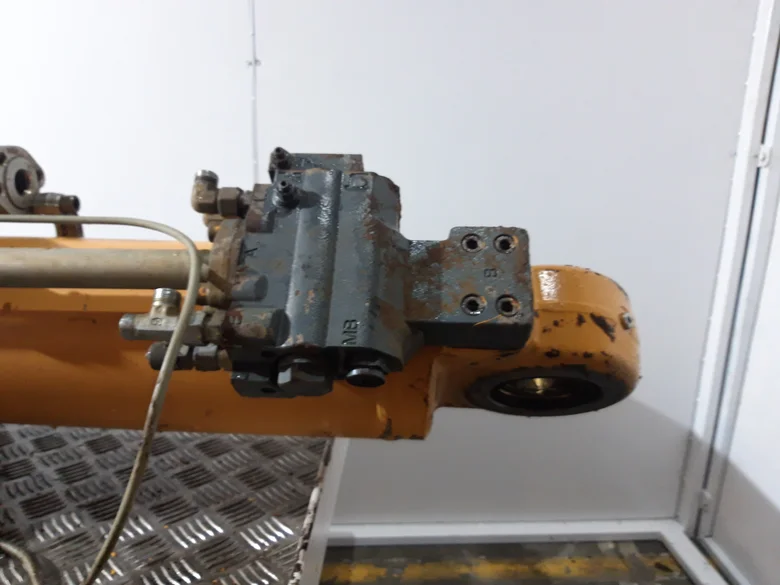 Vérin de flèche pour LIEBHERR R924C