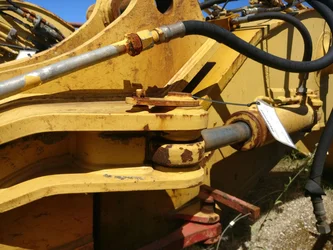 Offset cylinder for CATERPILLAR M312