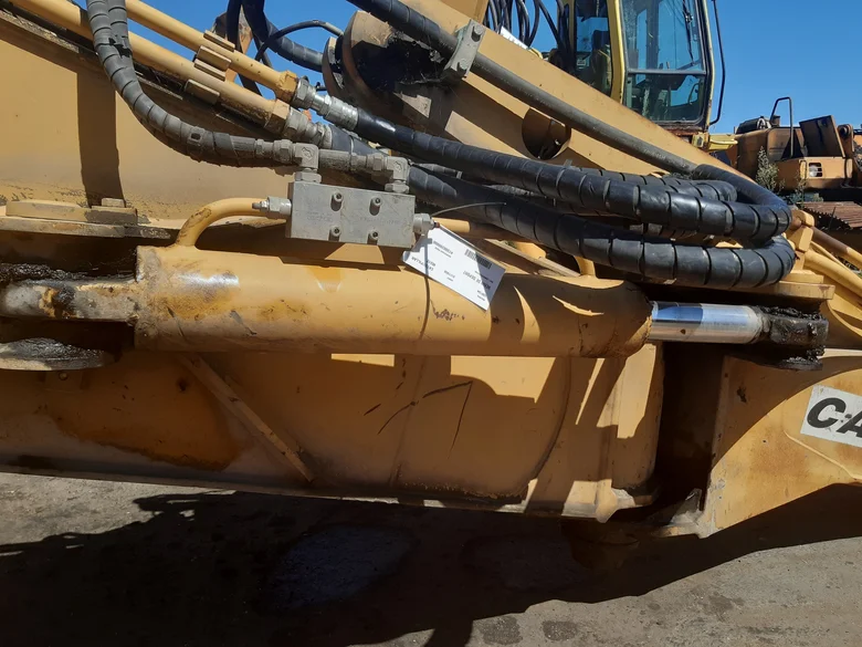 Offset cylinder for CATERPILLAR M312