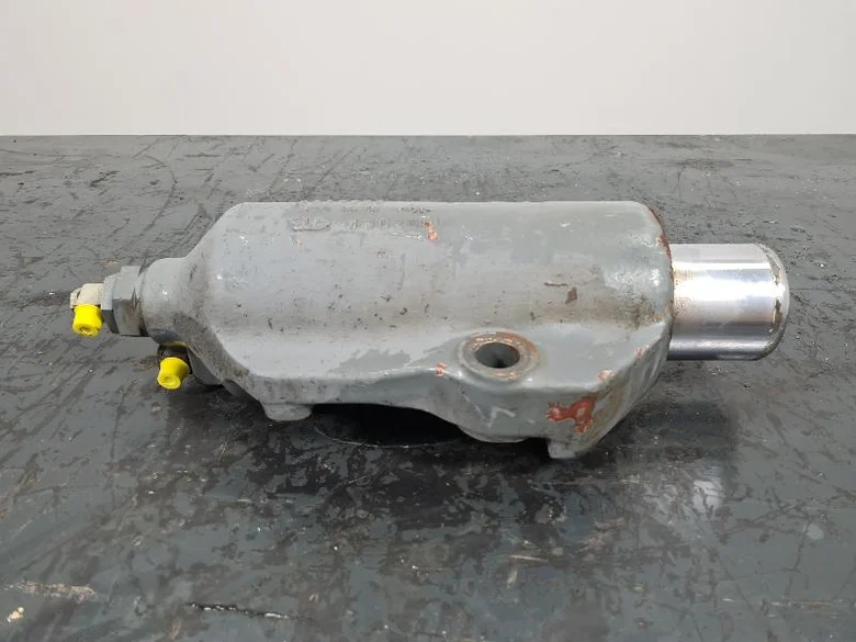 Axle housing lock cylinder for LIEBHERR A904CLI