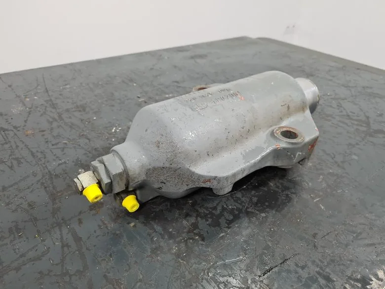 Axle housing lock cylinder for LIEBHERR A904CLI