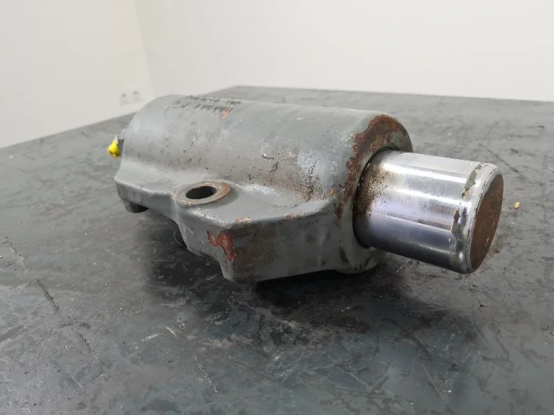 Axle housing lock cylinder for LIEBHERR A904CLI