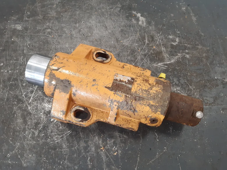 Axle housing lock cylinder for CASE WX200