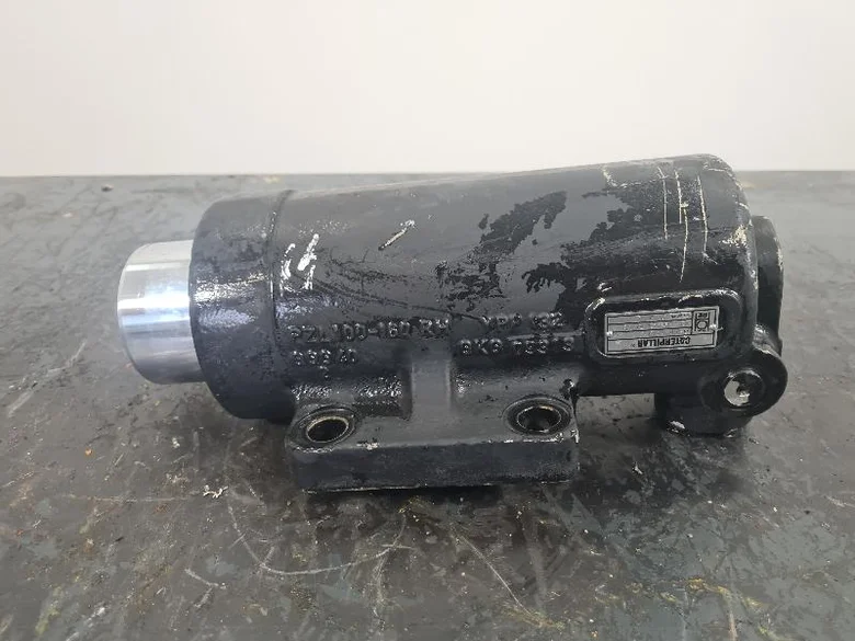 Axle housing lock cylinder for CATERPILLAR M318D