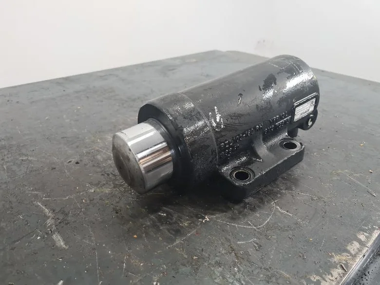 Axle housing lock cylinder for CATERPILLAR M318D