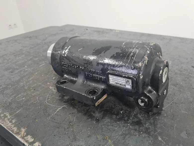 Axle housing lock cylinder for CATERPILLAR M318D