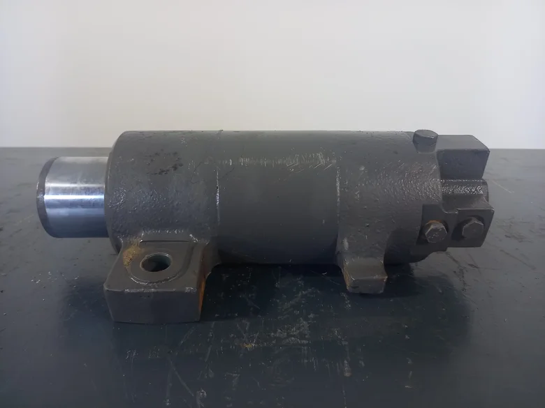 Axle housing lock cylinder for VOLVO EW160D