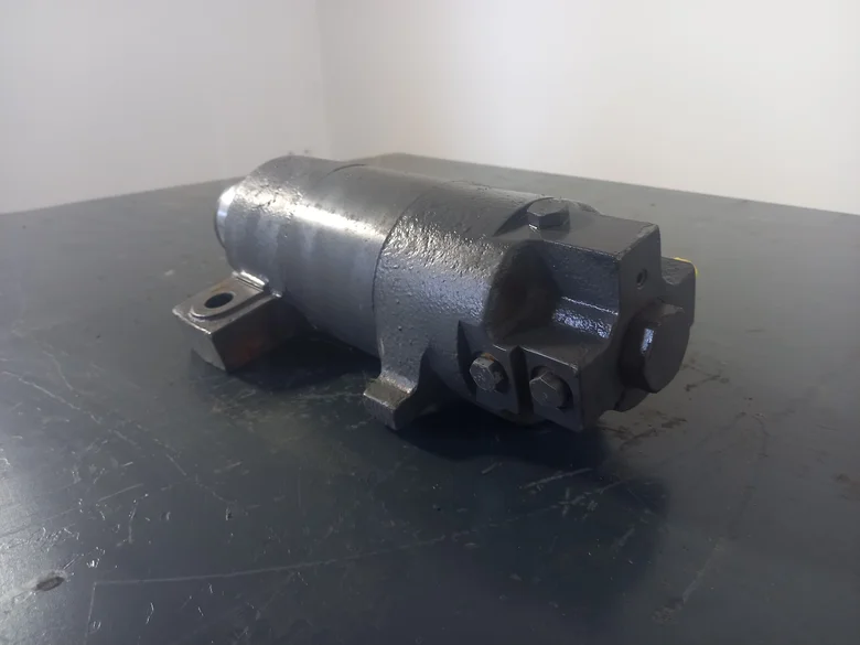 Axle housing lock cylinder for VOLVO EW160D