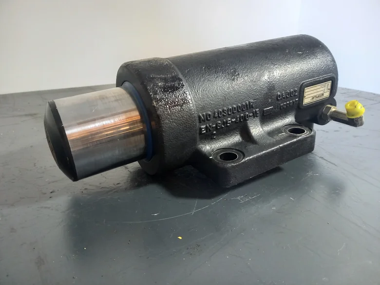 Axle housing lock cylinder for CATERPILLAR M320F