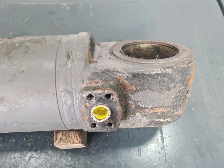 Arm lift cylinder for VOLVO L220E