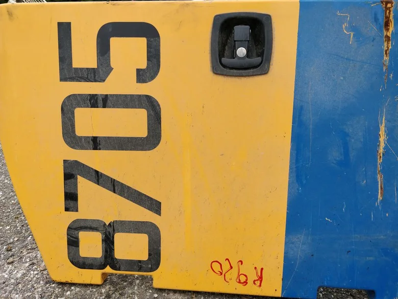 Porte de compartiment pour LIEBHERR R920