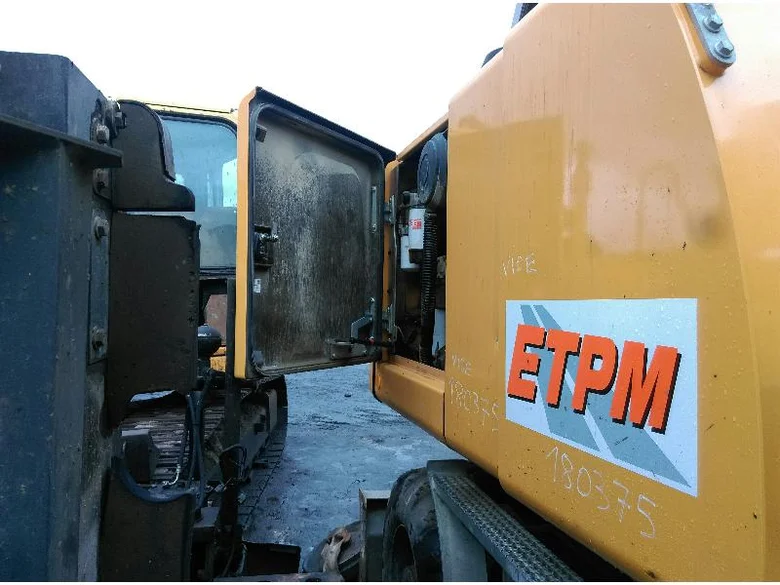 Compartment door for LIEBHERR A914
